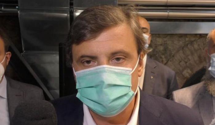 Calenda critica il governo: "Piano vaccini poco chiaro, mancano 15 mila operatori