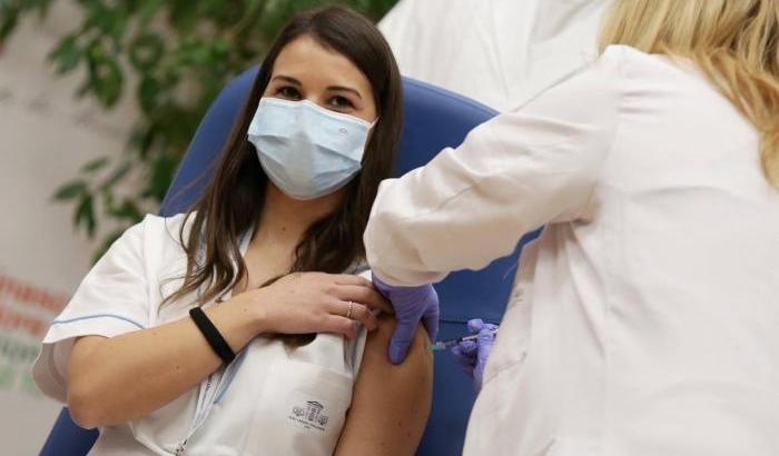 Odio no-vax contro la prima infermiera vaccinata: Claudia Alivernini costretta a chiudere i social