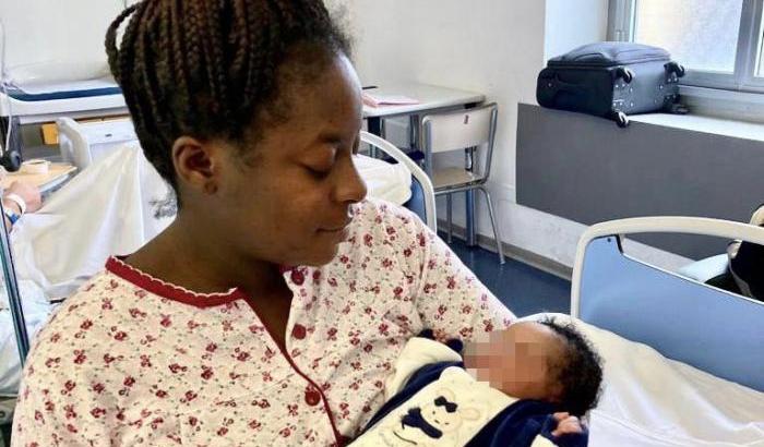 Una bimba di colore la prima nata in Liguria: Toti posta la foto e partono gli insulti razzisti