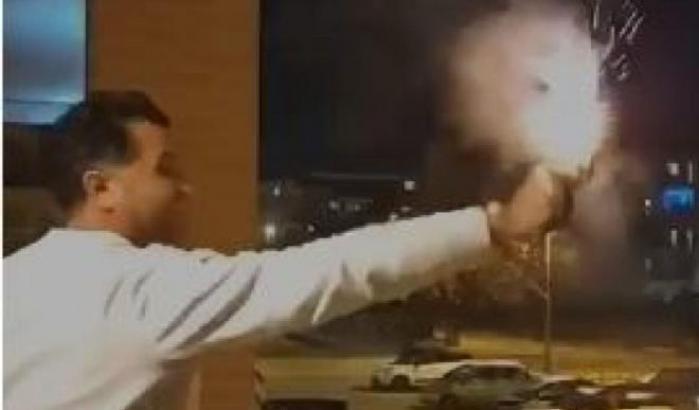 Leonardo Iaccarino mentre spara dal balcone