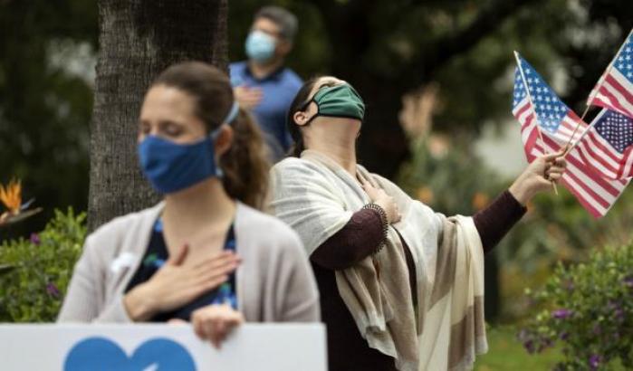 Nuovo record negativo negli Usa: 300 mila nuovi contagi in un giorno
