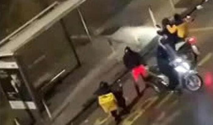 Vergogna a Napoli: un rider picchiato da sei persone per sottrargli lo scooter