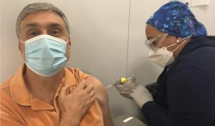 Silvestri si vaccina: "Uno dei momenti più belli ed emozionanti della mia vita di scienziato"