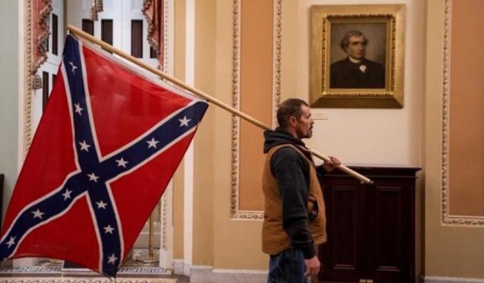 Un fascista trumpiano con la bandiera della Confederazione