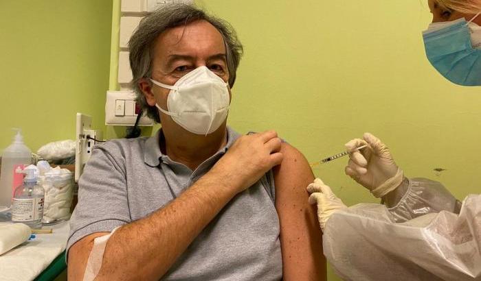 Burioni: "Con la variante delta il virus è molto più pericoloso, il vaccino deve essere obbligatorio"