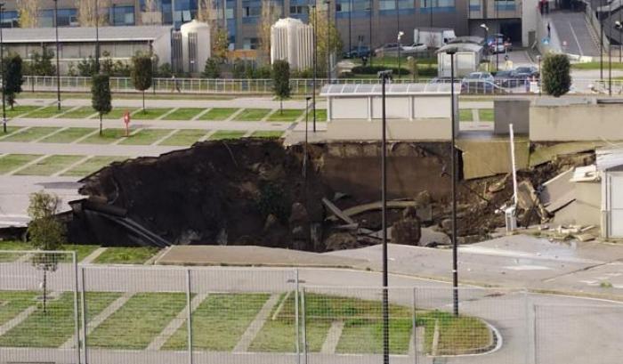 Si apre una voragine nel parcheggio dell'ospedale del Mare di Napoli: sgomberata l'area Covid
