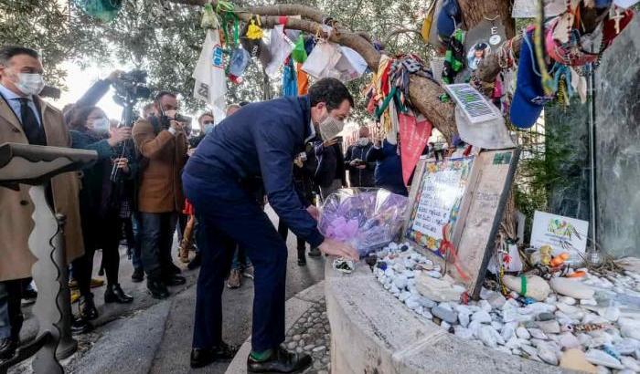 Salvini in via D'Amelio con una maschera con il ritratto di Borsellino