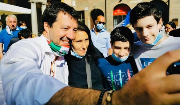 Salvini, il 're' dei selfie senza mascherina: "Chi gioca sulla salute merita un processo"