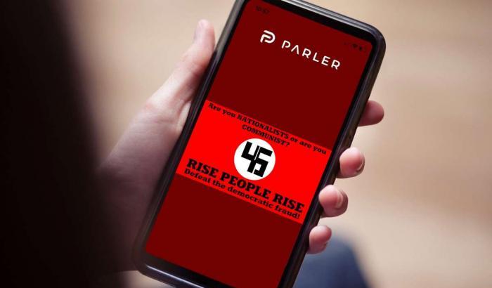 Apple e Google rimuovono Parler dagli Store: era la app di trumpiani e nazisti