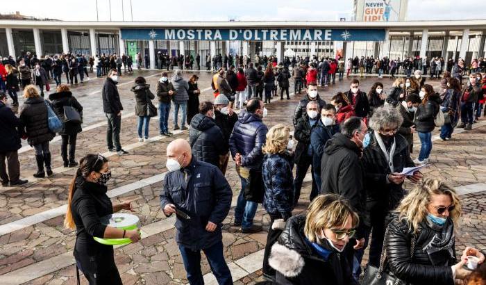 A Napoli circa 400 "furbi" hanno provato a imbucarsi per farsi fare il vaccino in anticipo