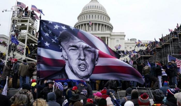 Solo dopo le critiche Trump si convince: bandiere a lutto per gli agenti uccisi a Capitol Hill