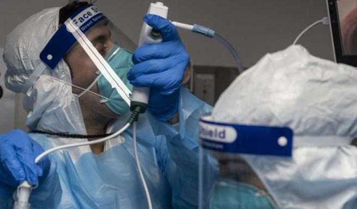 Covid, è di nuovo allerta: 448 morti e sta tornando l'emergenza ricoveri