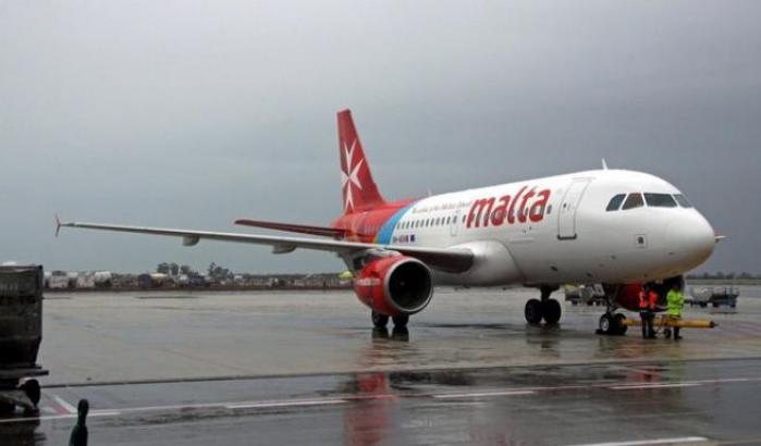 Una negazionista rifiuta di indossare la mascherina: il volo Malta-Catania costretto all'atterraggio