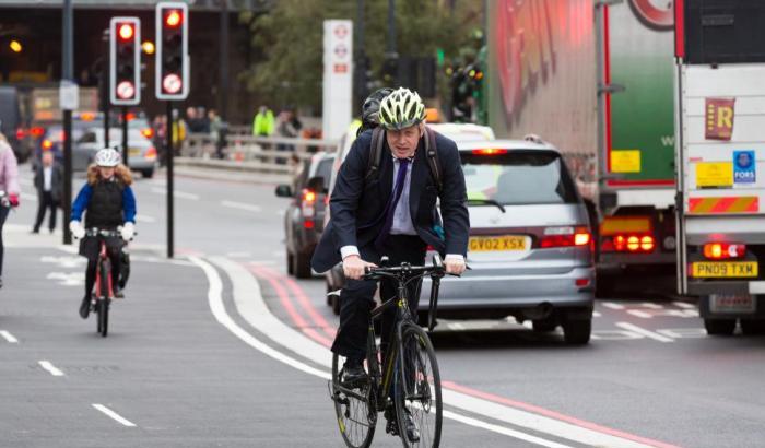 Boris Johnson "beccato" a Londra in bicicletta lontano da casa in pieno lockdown