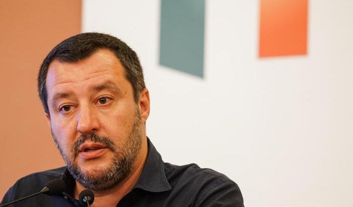 Mentre gli italiani muoiono di Covid, Salvini si schiera coi ristoratori che vogliono aprire i locali