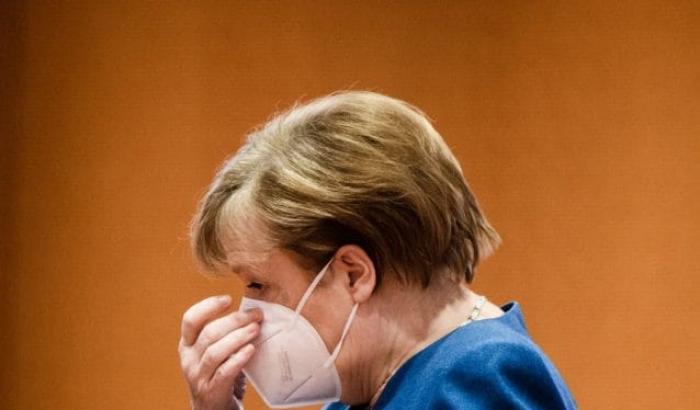 Il timore di Angela Merkel: "Il vecchio virus sparirà, ma la variante inglese prenderà il sopravvento"