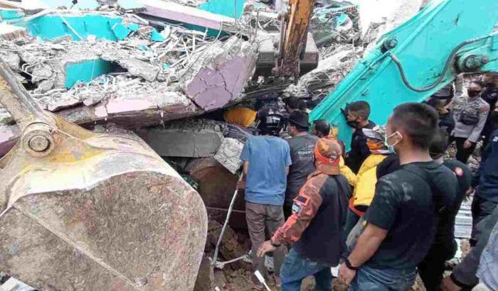 Forte scossa di terremoto in Indonesia: 34 i morti, molte persone ancora sotto le macerie