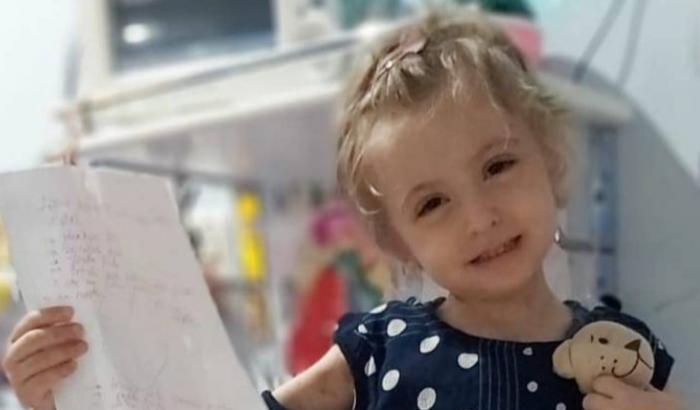 Vergogna social: le foto di una bambina morta di leucemia usate per una falsa raccolta fondi