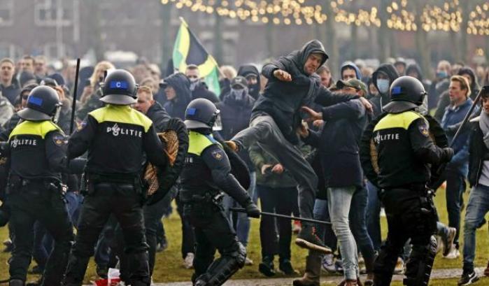 Proteste contro il lockdown a Amsterdam