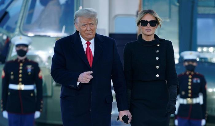 L'addio dei Trump: la faccia da funerale di Donald, il sorriso (finalmente) di Melania