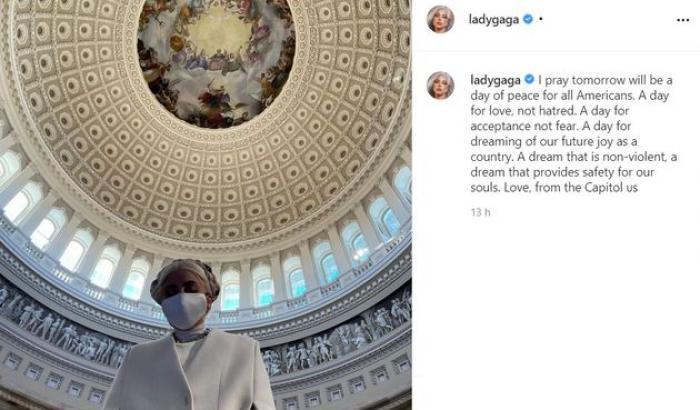 Lady Gaga vestita di bianco a Capitol Hill: "Prego perché sia giorno di pace"