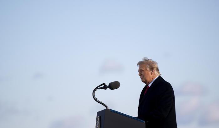 L'ultimo capriccio di Trump: si &egrave; portato in Florida la valigetta con i codici nucleari