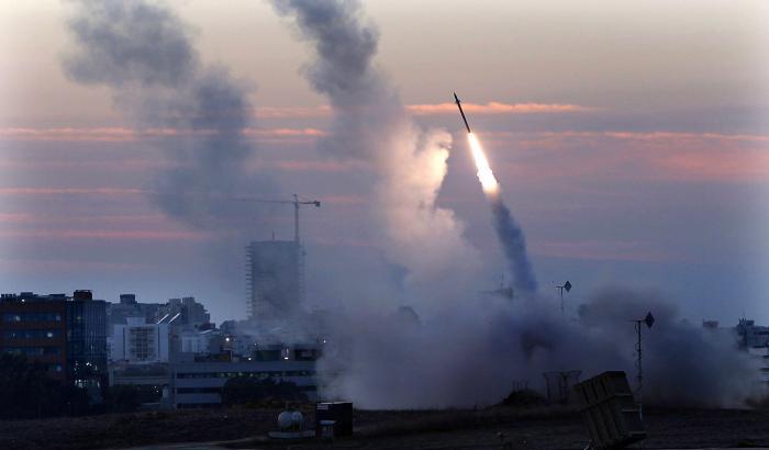 Israele invade Gaza: nella notte scatta l’offensiva aerea e terrestre contro i palestinesi