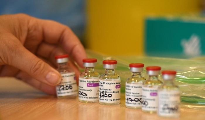 Casi sospetti in Sicilia, l'Aifa sospende in Italia un lotto del vaccino AstraZeneca