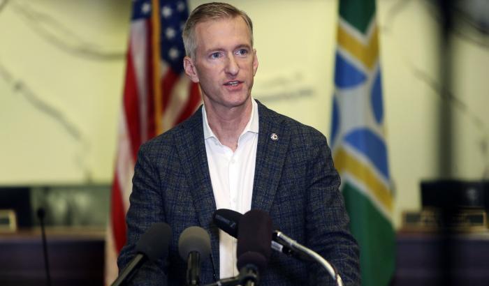 Il sindaco di Portland Ted Wheeler