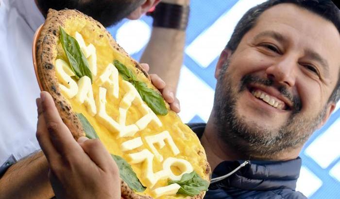 Salvini la butta sulla demagogia: "Litigano per le poltrone, noi ci occupiamo degli italiani"