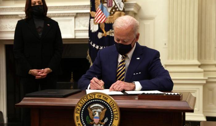 Biden firma tre decreti per l’immigrazione: basta con la ‘disgrazia morale’ di Trump
