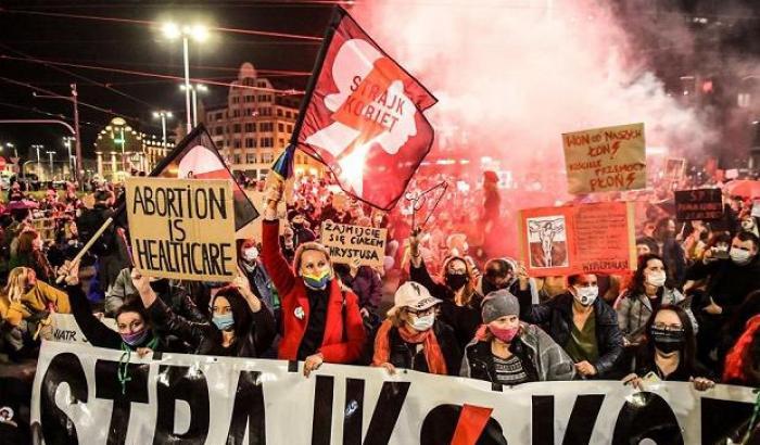 La Polonia proibisce l'aborto e riesplode la protesta in tutto il Paese