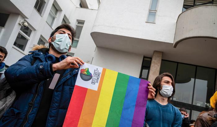 La Turchia omofoba ha arrestato 4 studenti per aver disegnato un arcobaleno vicino alla Grande Moschea