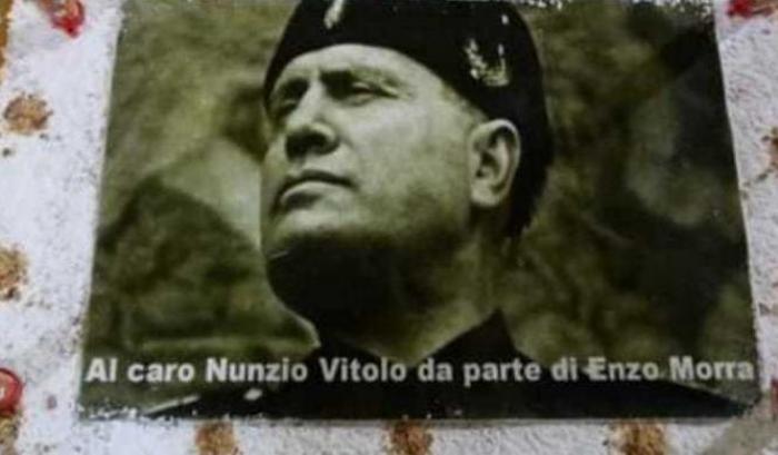 Dipendente va in pensione: lo festeggiano in un ufficio pubblico con una torta di Mussolini