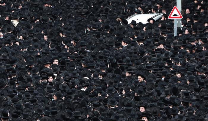 Migliaia di ultra-ortodossi al funerale del rabbino senza rispettare le norme anti-Covid: proteste