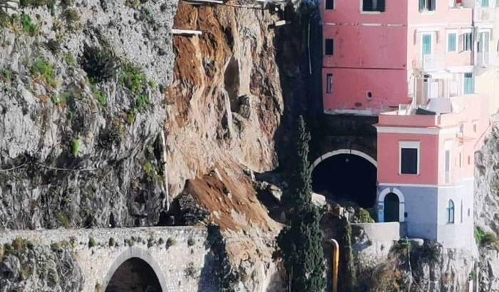 Italia a pezzi, grossa frana ad Amalfi: per il momento si escludono vittime