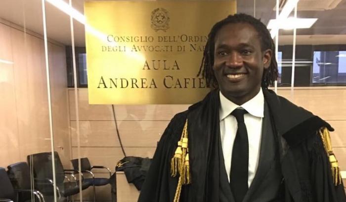 "Ma sei laureato?": il razzismo della giudice che chiede il tesserino all'avvocato italo-nigeriano Hillari Sedu