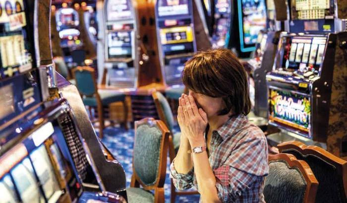 Crolla il gioco d'azzardo: nell'ultimo anno la pandemia creato un buco da 5 miliardi nelle casse dello Stato