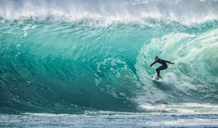 Percorre 500 chilometri con il surf violando le regole anti Covid: "Erano le onde giuste"