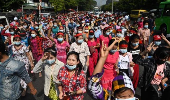 Continua la protesta in Myanmar contro il golpe dei militari