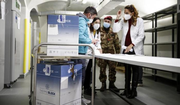 Distribuite tutte le dosi di AstraZeneca, ma la partenza della somministrazione è rimandata