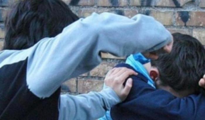 Crudele pestaggio a Napoli: 13enne picchiato fuori scuola da una baby gang
