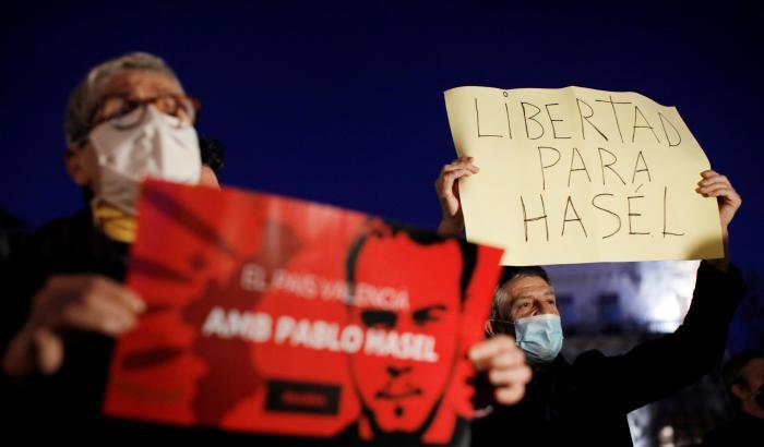 Manifestanti a favore della libertà per Pablo Hasel
