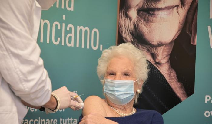 Le bellissime immagini di Liliana Segre vaccinata al Fatebenefratelli di Milano