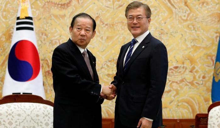 Il presidente del sud Corea Moon Jae-in e Toshihiro Nikai presidente del partito liberal-democratico Giapponese