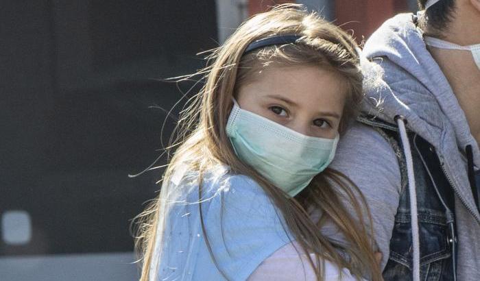 Gli esperti britannici: "vaccinare bambini e adolescenti per soffocare la pandemia"