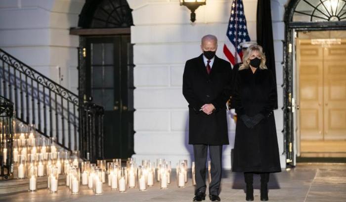 Cerimonia di commemorazione per le vittime del Covid alla Casa Bianca
