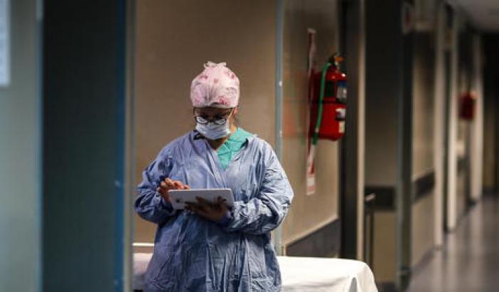 Covid, l'epidemia peggiora: altri 356 morti e crescono ricoveri e terapie intensive