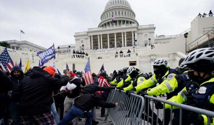 Capitol Hill, l'ex capo della polizia: "Nessuno di noi era addestrato per respingere una folla armata e violenta"