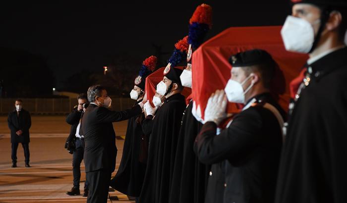 Le salme di Attanasio e Iacovacci tornano in Italia: ad accoglierle il premier Draghi